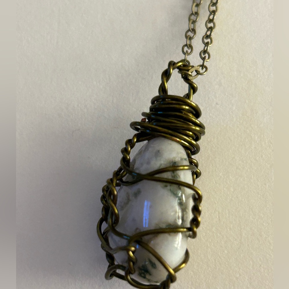 Necklace Artisan Agate white & green stone, wire-wrapped, brass-tones 24” chain